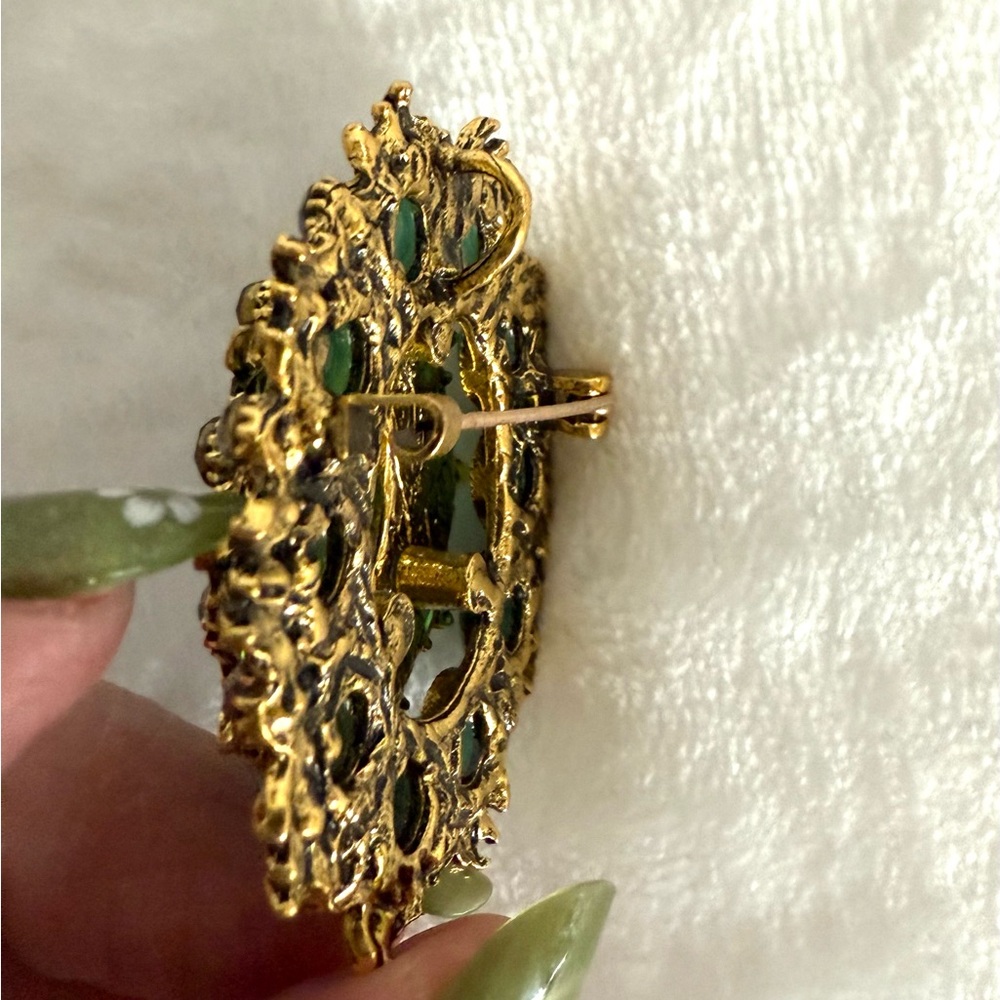 Elegant Green and Gold Brooch - Picture 4 of 4